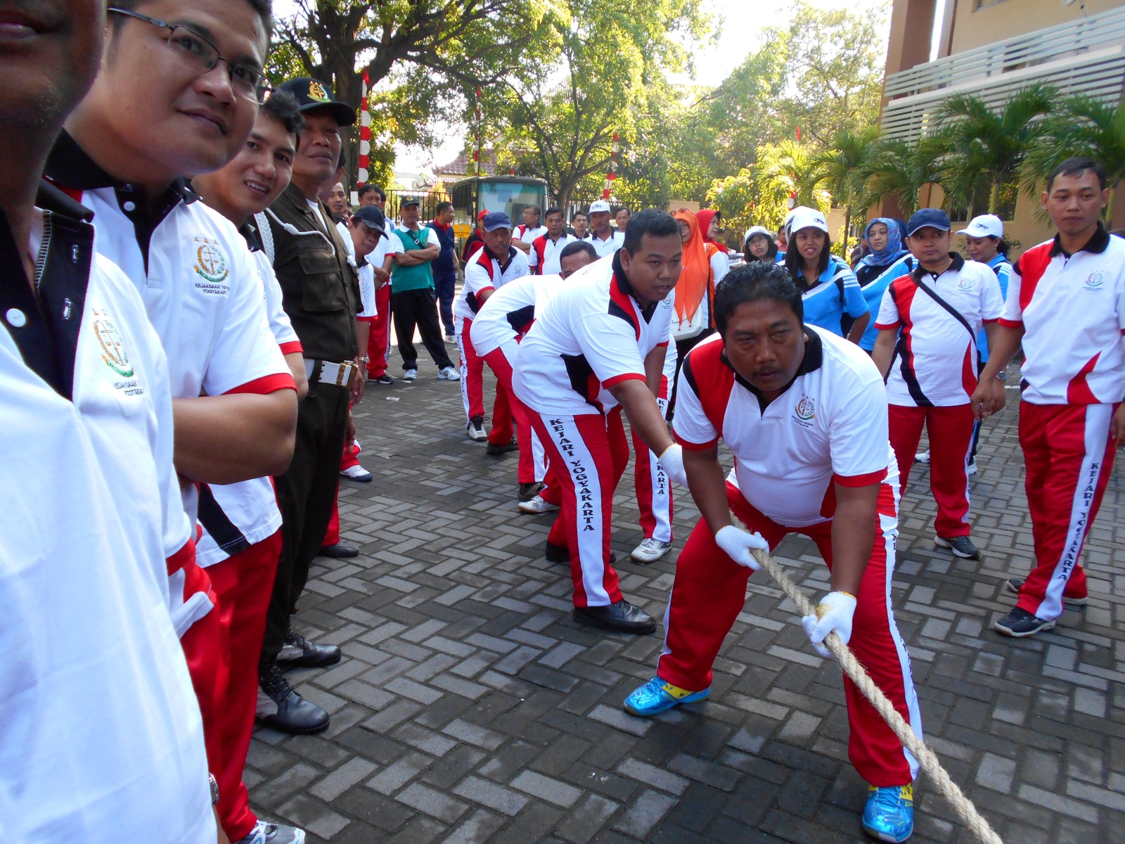 tarik tambang putra 6