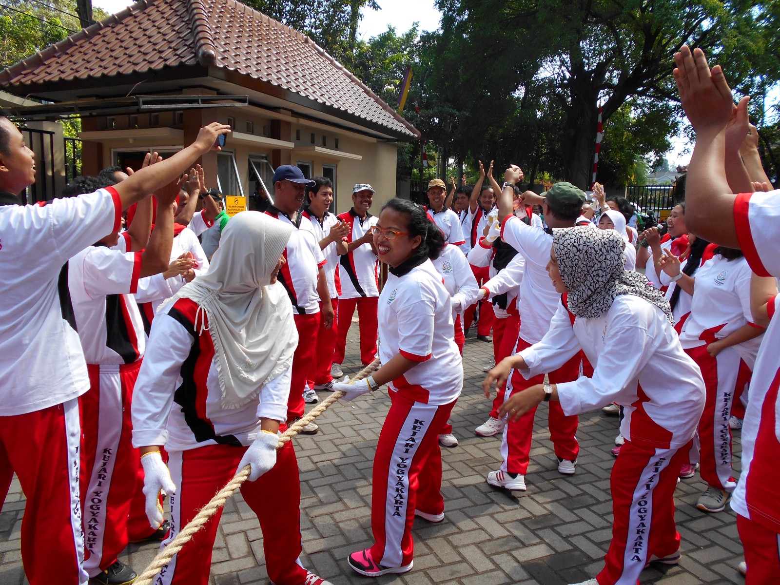 tarik tambang putri 1