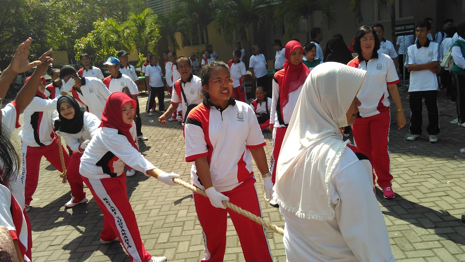 tarik tambang putri 2