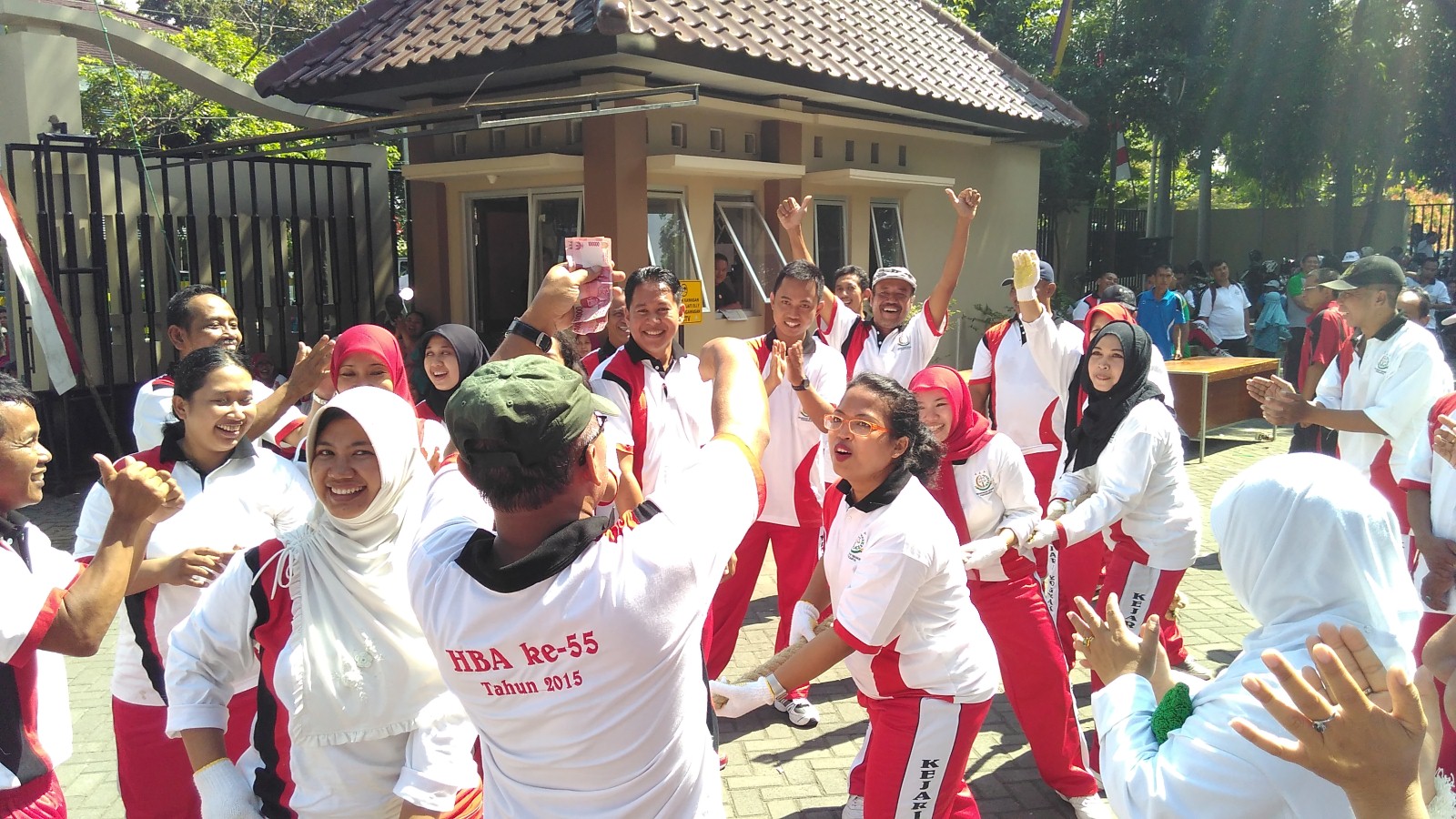 tarik tambang putri 3