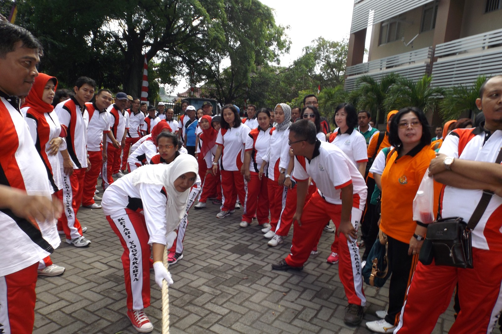 tarik tambang putri 5